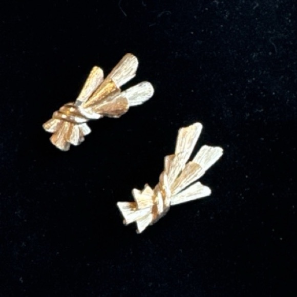 Vintage MONET Clip-On Earrings Ribbon & Knot Design Textured Gold Tone Metal - Picture 2 of 12